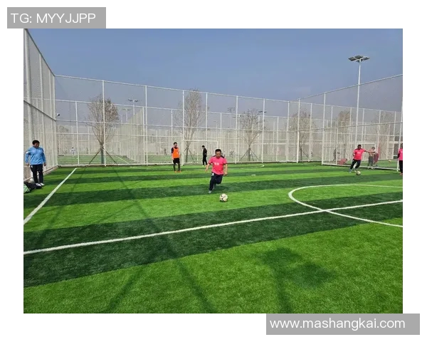 足球巨星挥别绿茵深情亲吻足球定格永恒瞬间