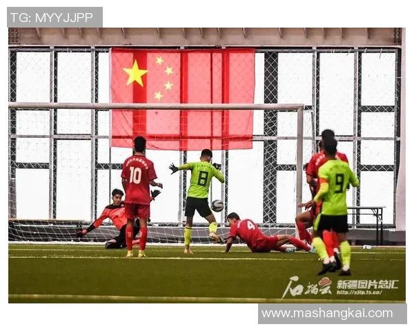 足球球星在绿茵场上展开双臂仿佛拥抱世界释放无限激情 足球球星在绿茵场上展开双臂仿佛拥抱世界释放无限激情